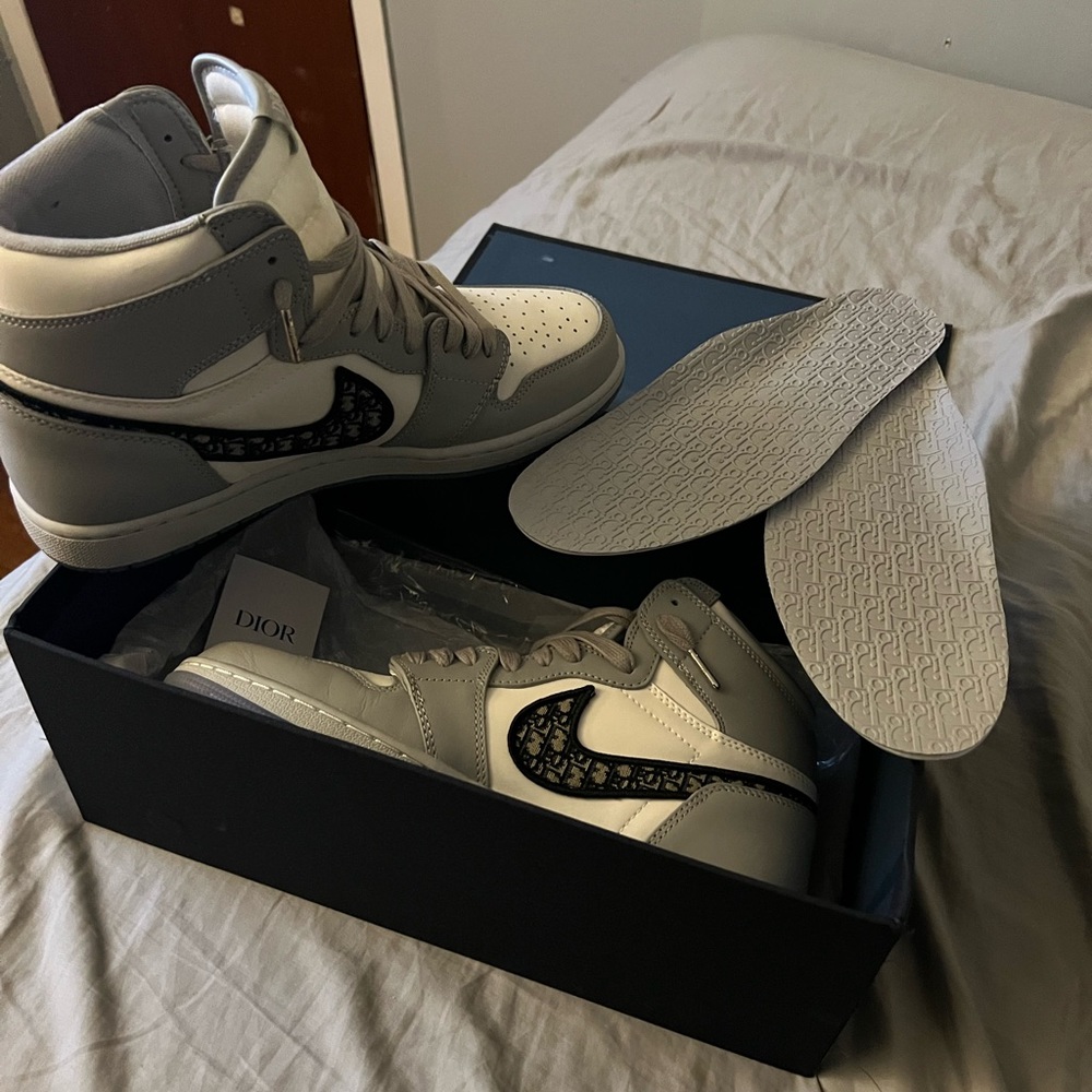 im selling jordan dior High tops 1s